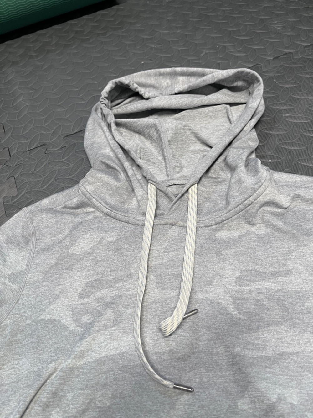 Vuori Halo Women’s S Light Gray Hooded Pullover camo - Picture 2 of 11